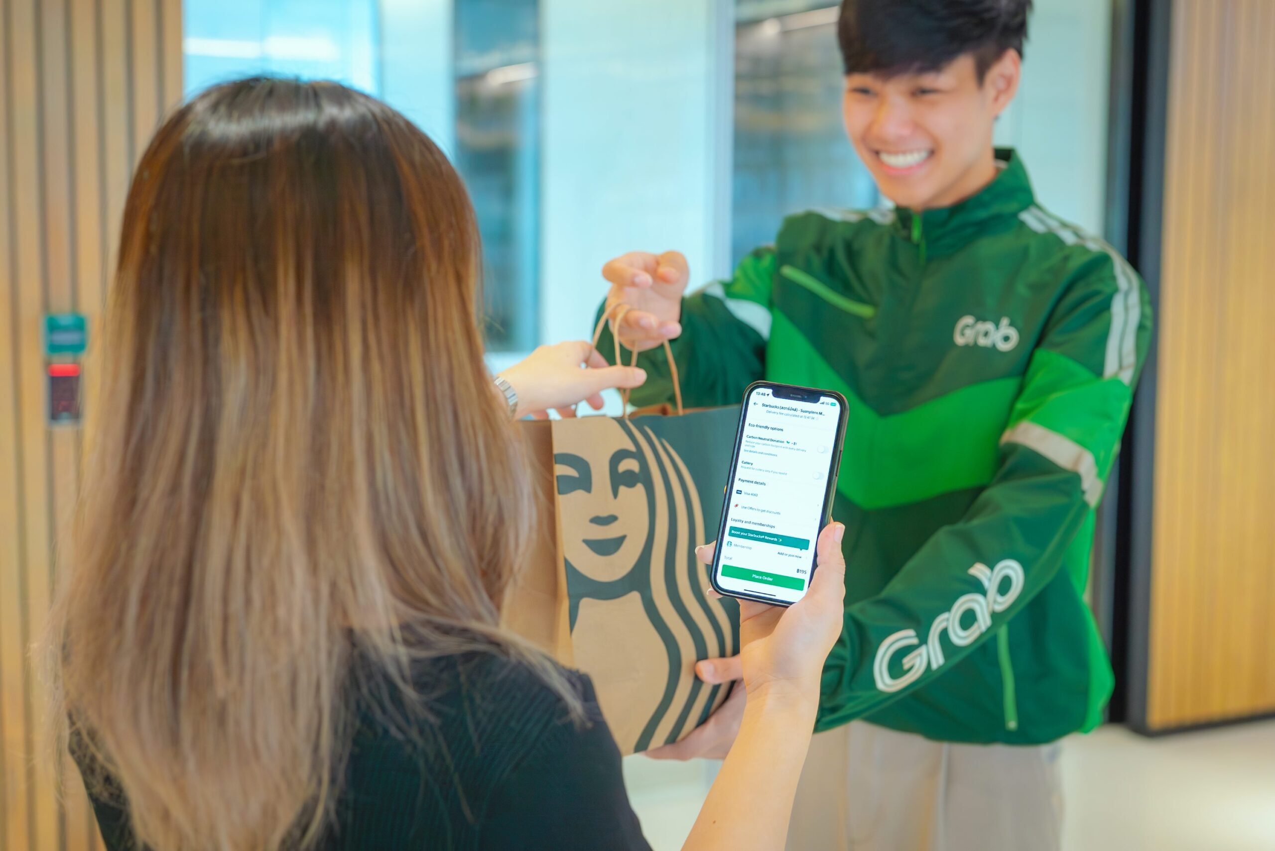 สตาร์บัคส์” ผนึกกำลัง “แกร็บ” Starbucks® Rewards สะสมดาวได้ง่ายขึ้นผ่านแอปพลิเคชันแกร็บ