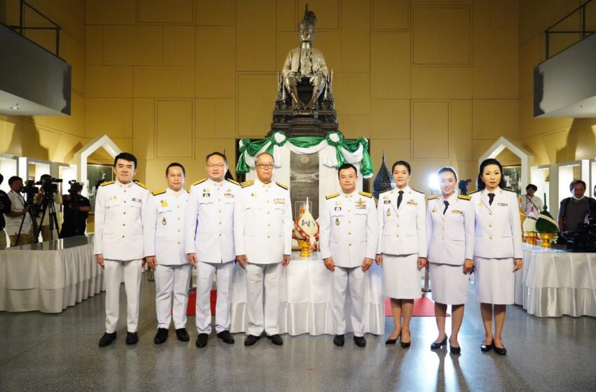  ตัวแทน “พรรคเพื่อไทย” ร่วมวางพานพุ่มดอกไม้ ถวายบังคมพระบรมราชานุสาวรีย์พระบาทสมเด็จพระปกเกล้าเจ้าอยู่หัว เนื่องในวันพระราชทานรัฐธรรมนูญแห่งราชอาณาจักรไทย 10 ธันวาคม 2566 ที่อาคารรัฐสภา