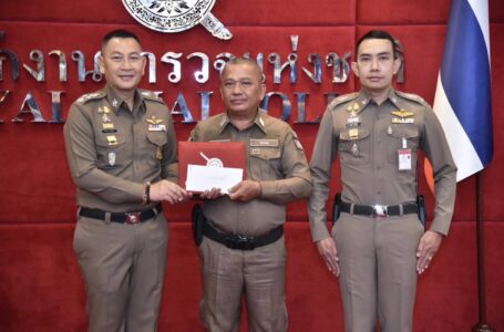 รรท.ผบ.ตร.สานต่อ “ทำดี มีรางวัล” มอบเกียรติบัตรตำรวจจราจร สน.บางซื่อ ใช้ AED สภากาชาดไทย ช่วยชีวิตคนขับรถตู้หมดสติ