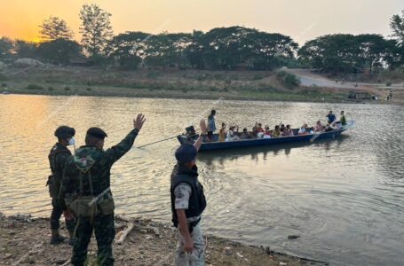 ผู้หนีภัยความไม่สงบชาวเมียนมา สมัครใจเดินทางกลับ 1,348 คน คงเหลือใน 2 พื้นที่ปลอดภัยชั่วคราวฝั่งไทย จำนวน 983 คน