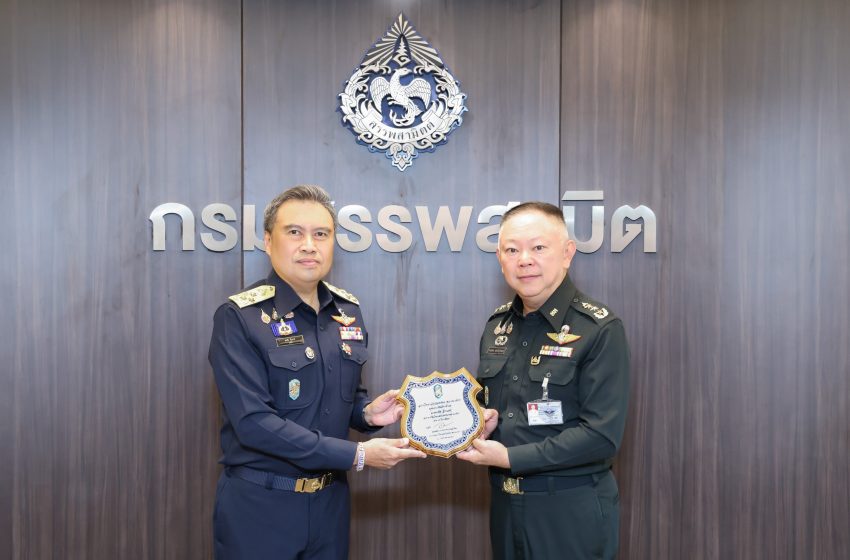 อธิบดีกรมสรรพสามิต รับมอบโล่ประกาศเกียรติคุณแก่ผู้บรรยายในวิทยาลัยป้องกันราชอาณาจักร ครบ 5 ปีการศึกษา